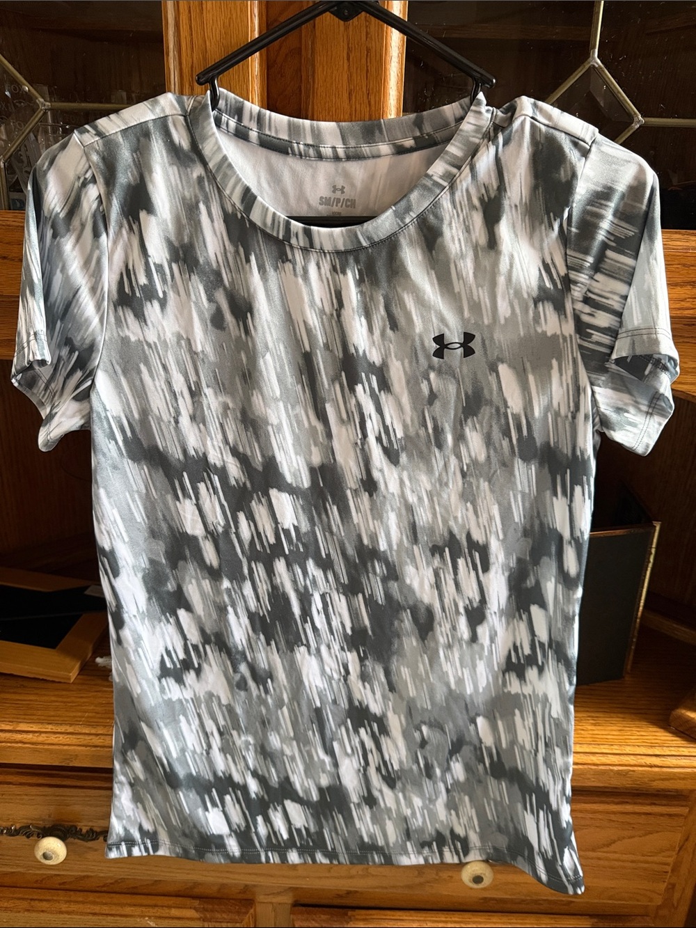 Under Armour Women's Gray & White Abstract Short Sleeve Performance Tee small